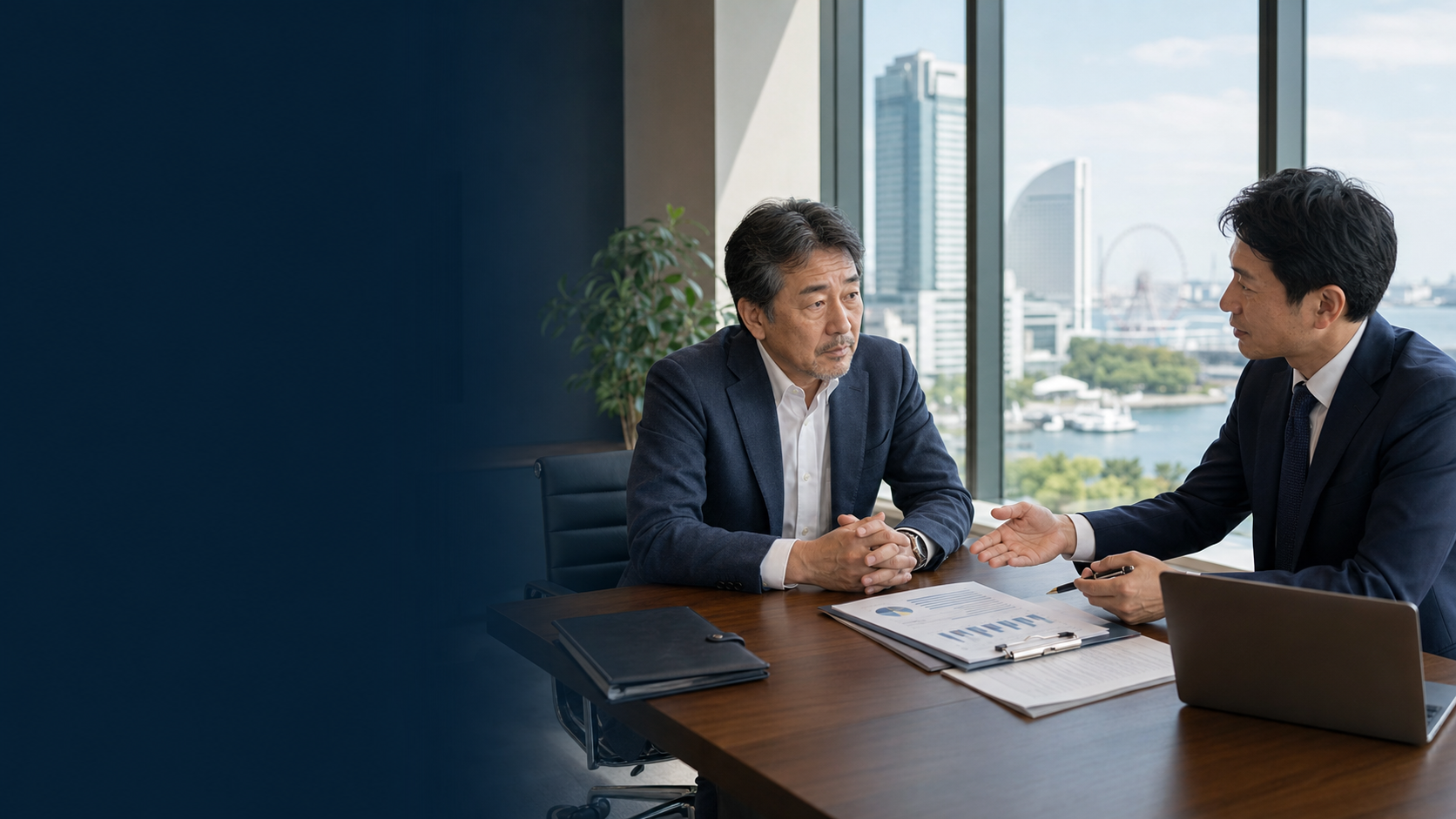 神奈川の会社売却について経営者とM&A専門家が相談している様子